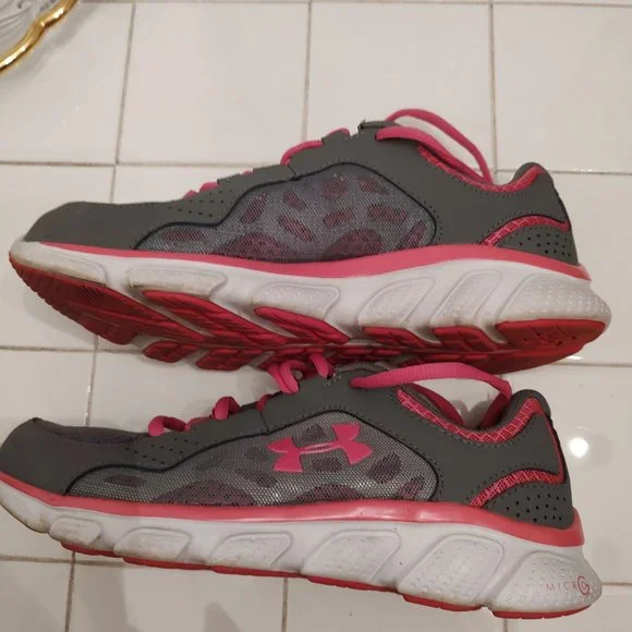 Under armour Micro G Assert IV EUC - Picture 3 of 8